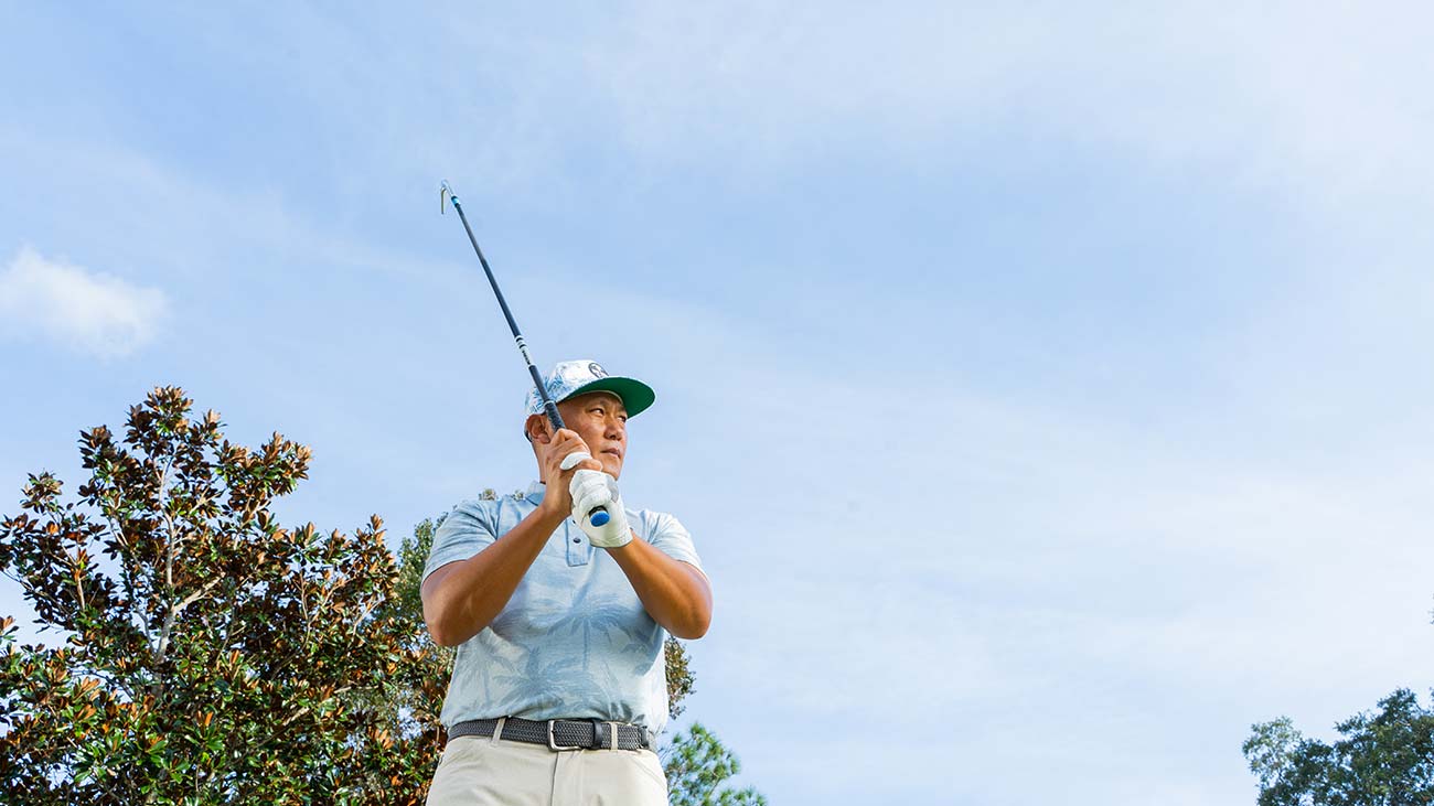 golfer using Sonar+ Wrap grip from Lamkin